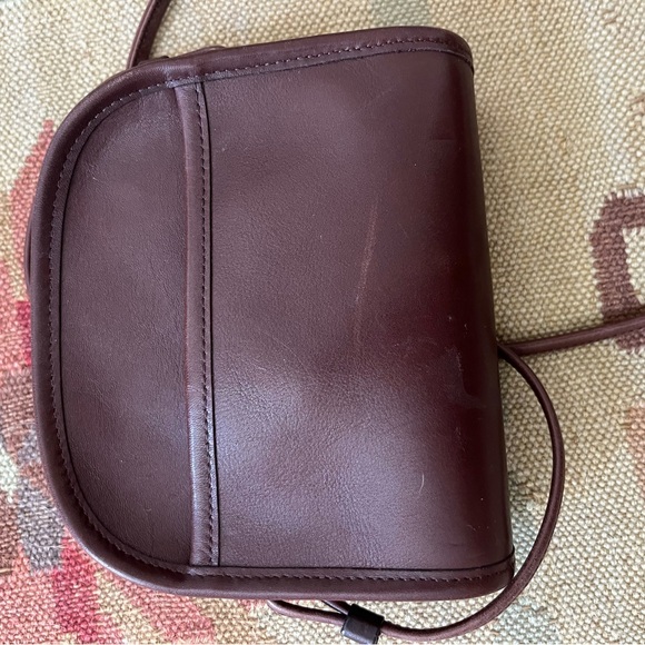 Elegant Brown Leather Crossbody Bag - Picture 6 of 8